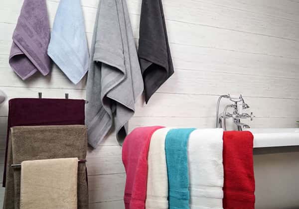 6 cách giữ khăn tắm của bạn trong phòng tắm vừa gọn gàng vừa sạch đẹp
